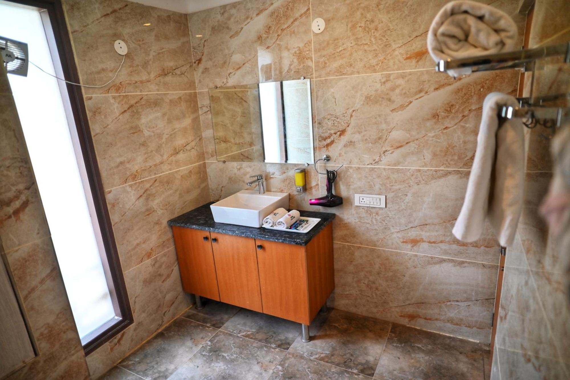 Hotel Lake View Chandīgarh מראה חיצוני תמונה